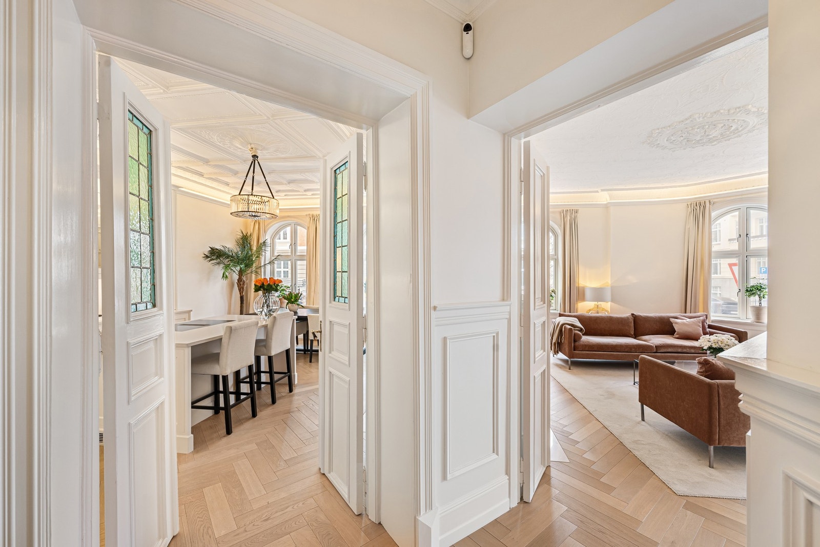 I stuen er takhøyden målt til 3,07 m og i gangen er den målt til 2,99m. Galleribilde