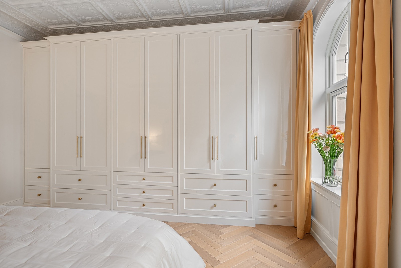 Hovedsoverom med plassbygde garderobeskap og gode oppbevaringsmuligheter. Galleribilde