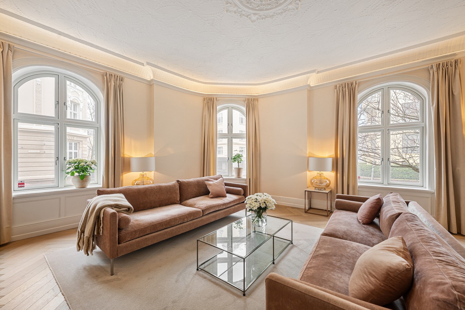 Eiendommen ligger i en ærverdig bygård med karakteristisk arkitektur fra 1900-tallet. Galleribilde