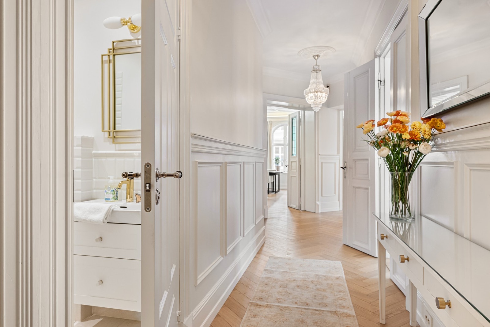 Boligen har elektrisk anlegg med sikringsskap plassert i leilighetens hoveddel samt eget sikringsskap tilknyttet separat del. Galleribilde