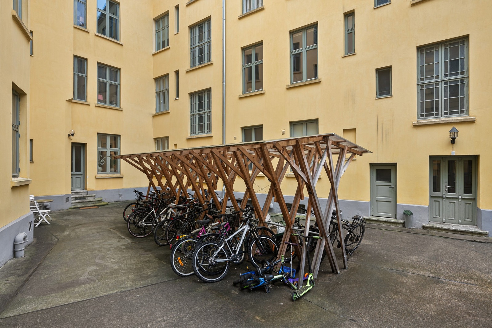 Hyggelig bakgård med praktisk sykkelparkering for beboerne. Galleribilde
