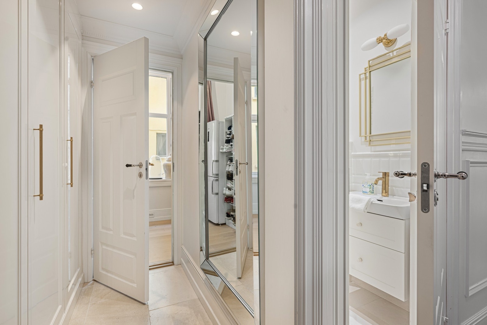 Boligen har to varmtvannsberedere på ca. 200 liter fra 2022 plassert i kjelleren. Separat del har egen bereder. Galleribilde