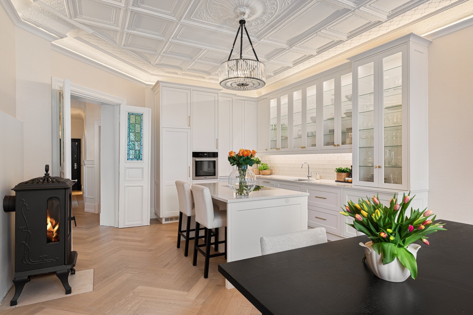 Påkostet kjøkken fra JH Interiør med integrerte hvitevarer fra kvalitetsleverandøren Siemens. Galleribilde