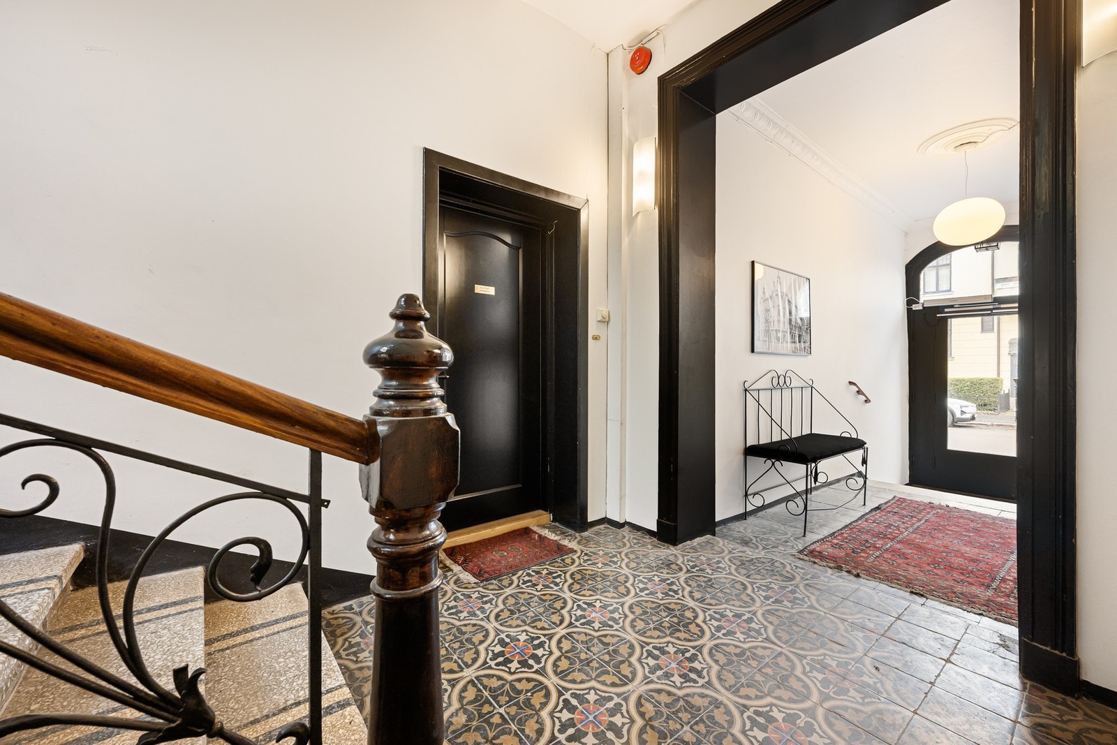 Representativ og velholdt oppgang med originale gulvfliser og klassiske detaljer. Galleribilde