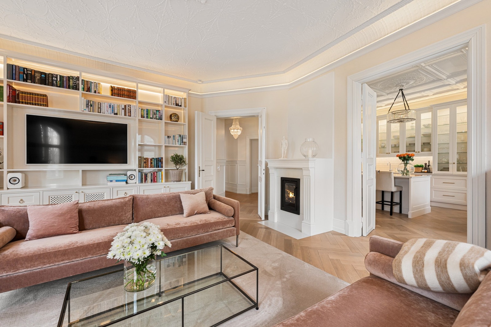 Stuen har peisinnsats med dekorativ peisomramming. Galleribilde