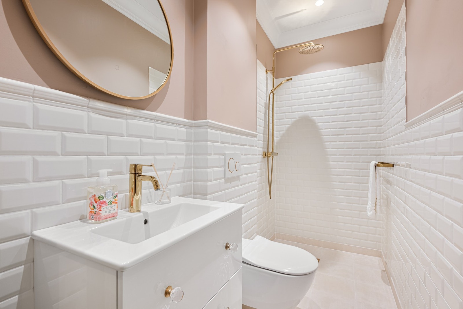 Baderom i separat del. Baderomsinnredning med profilerte, folierte fronter. Speil og lysarmatur på vegg over servanten. Dusjhjørne med regnfallsdusj. Galleribilde