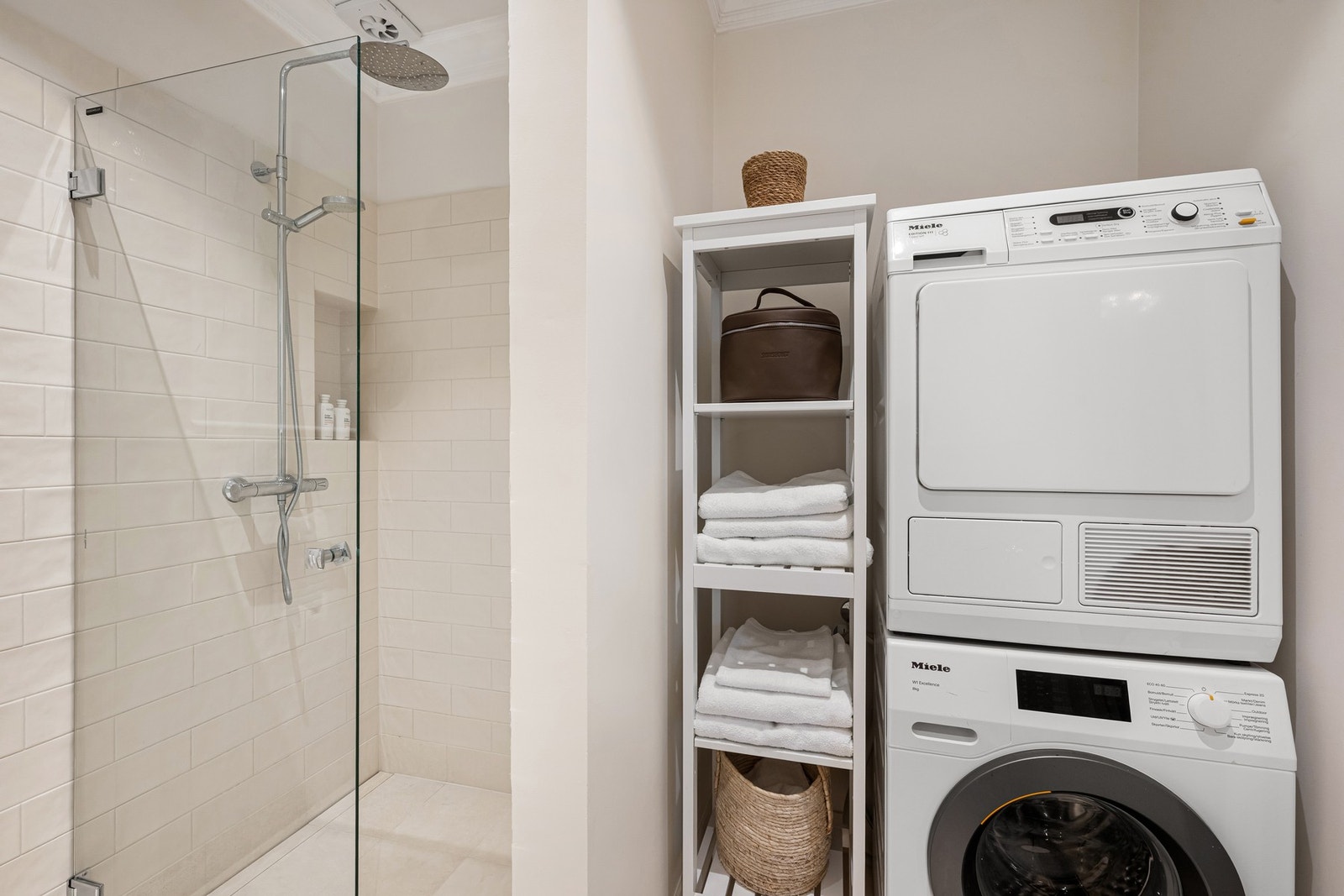 Dusjhjørne med regnfallsdusj. Galleribilde