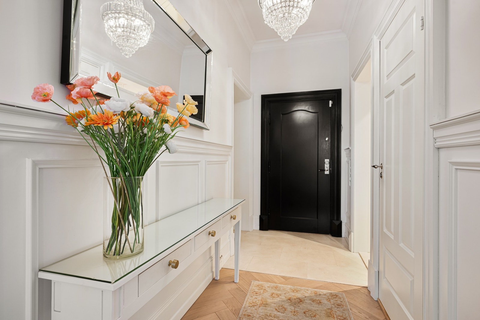 Innbydende entré med klassiske detaljer. Brann og lydklassifisert entrédør byttet i nyere tid. Galleribilde