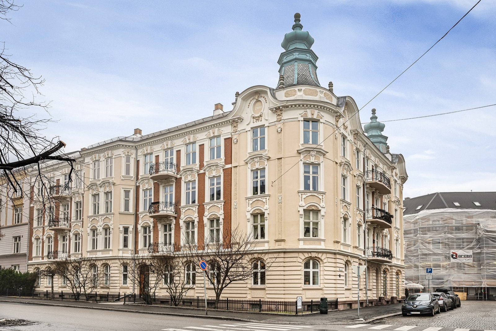 Eiendommen ligger i en klassisk bygård med flotte arkitektoniske detaljer og sentral beliggenhet på Frogner. Galleribilde