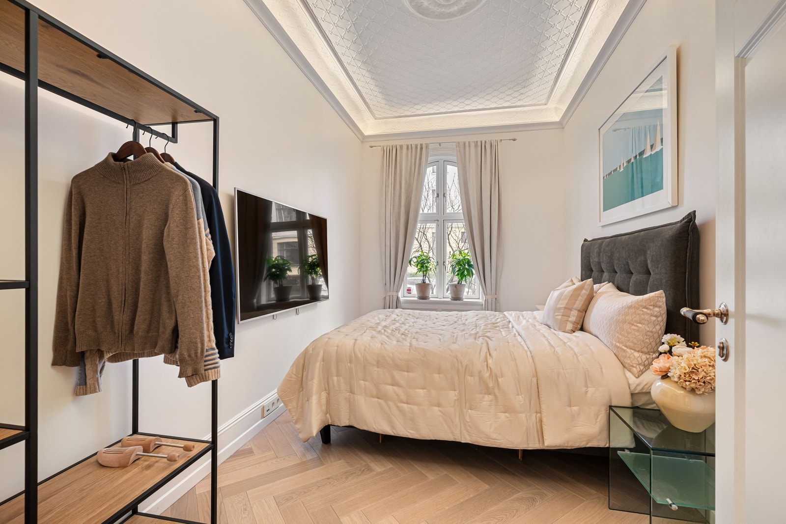 Pent soverom nr 2 med klassiske detaljer, dekorativ himling og fiskebensparkett. Galleribilde