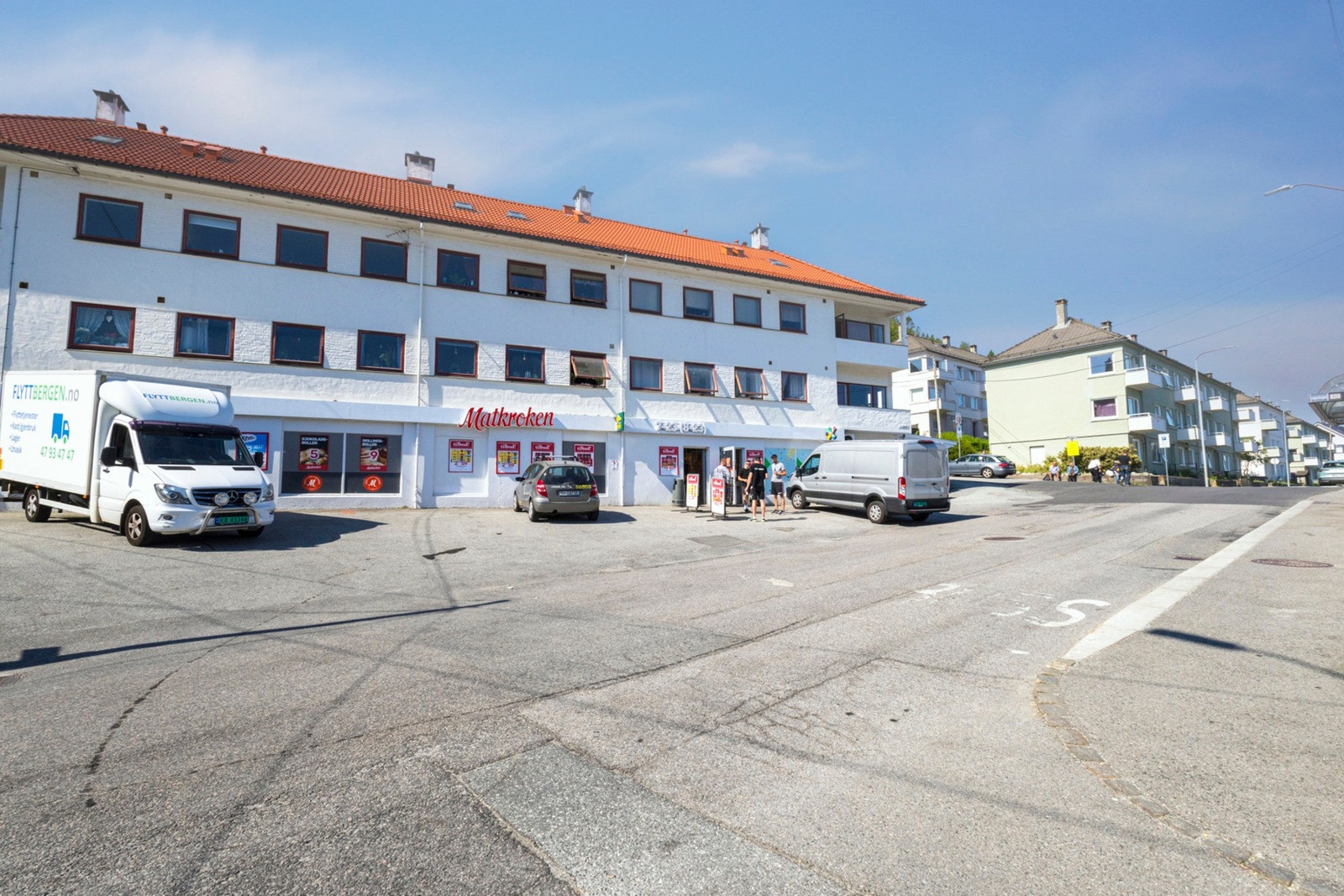 Nærmeste dagligvare ligger ca. 4 minutters gange unna leiligheten. Her ligger også nærmeste busstopp som tar deg til Mulen via Sentrum og mot Wergeland i motsatt retning. Galleribilde