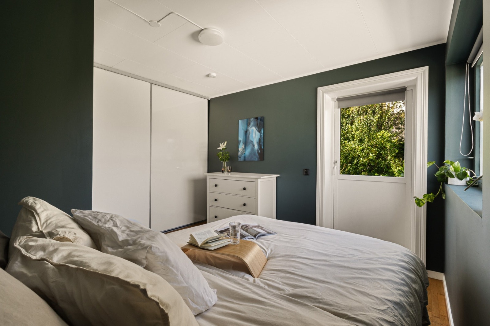 Det er god plass til å innrede med dobbeltseng, kommode og garderobeskap. Galleribilde