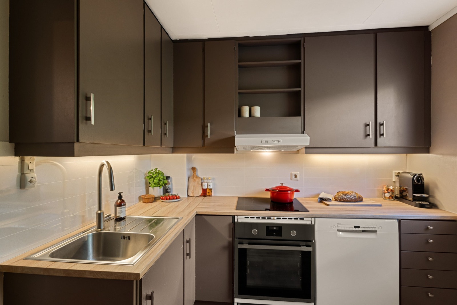 Her har selger malt kjøkkenskap i en moderne brunfarge som er med på å skape en behagelig romfølelse. Det er også installert lekkasjesensor under kjøkkenvask. Galleribilde