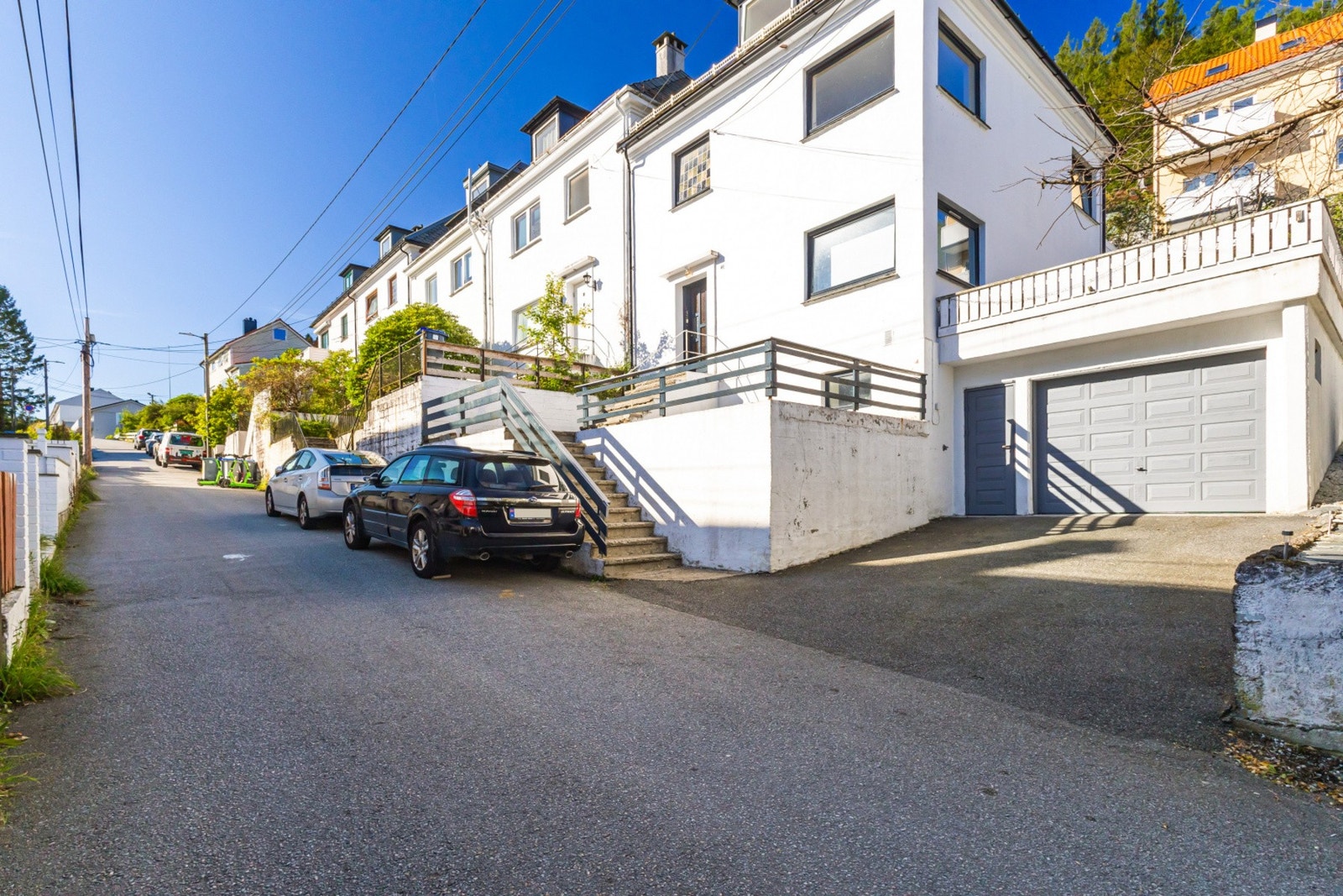 Eiendommen disponerer parkeringsplass utenfor boligen som praktiseres etter førstemann-til-mølla-prinsippet mellom de tre enhetene i bygget. Galleribilde