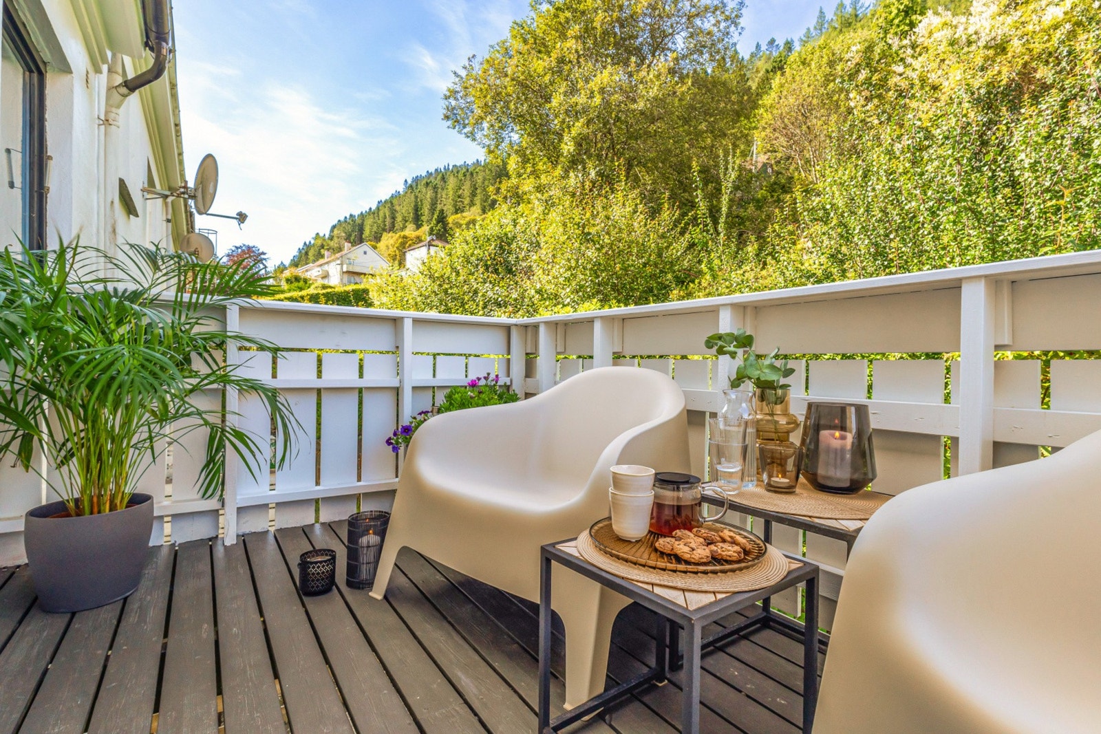 Fra soverom er det utgang til en fantastisk balkong som nyter godt av ettermiddags- og kveldssolen på sommerstid. Galleribilde