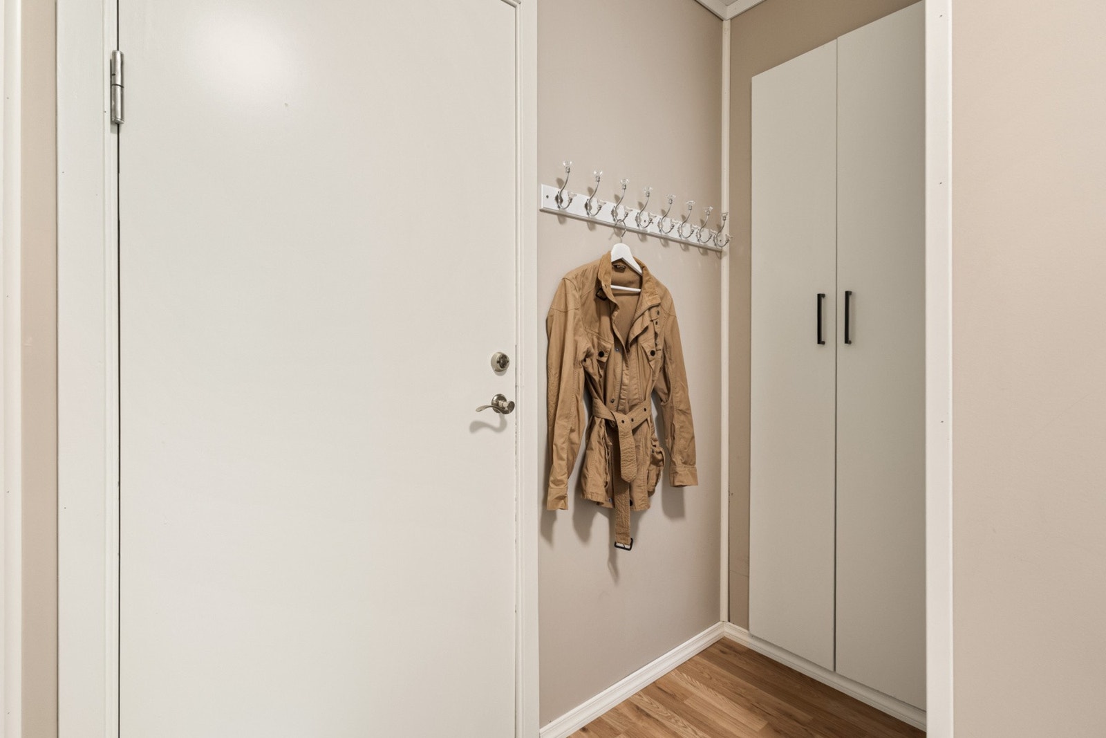 Vi starter i entréen på 4,4 kvm med god lagringsplass i innebygd garderobe. Galleribilde