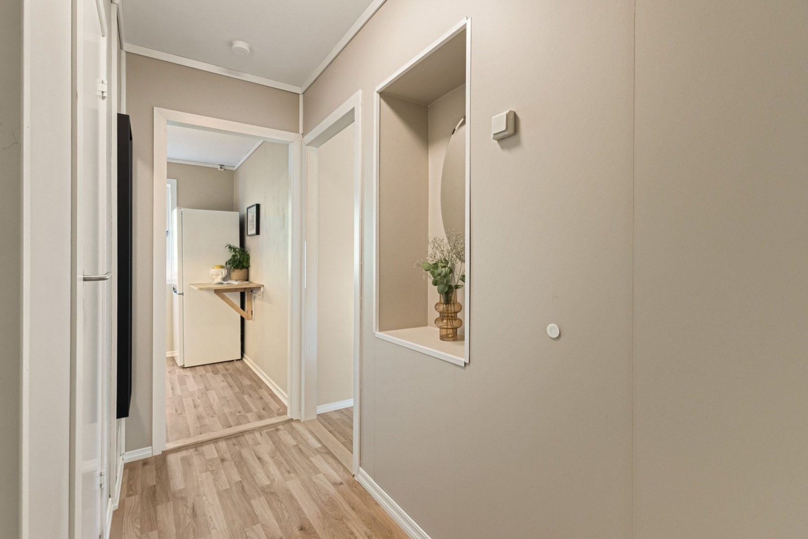 Fra entréen er det tilkomst til bad, kjøkken og stue. Galleribilde