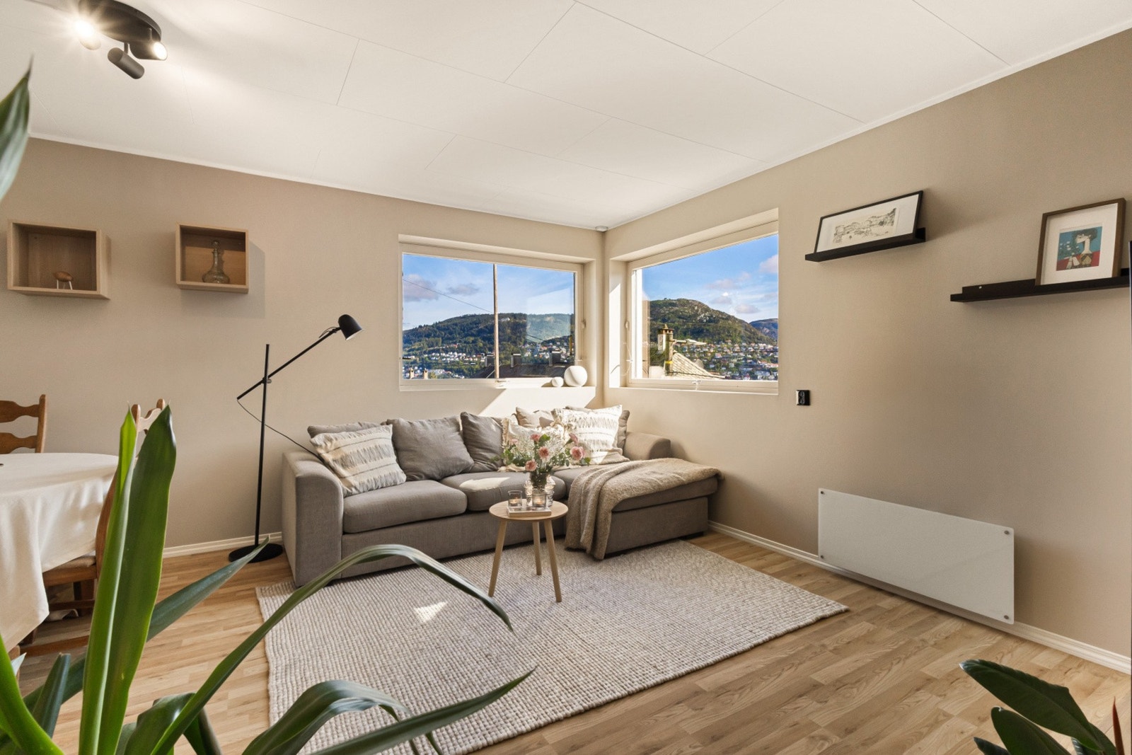 Vi beveger oss videre til den lyse og romslige stuen på 21,1 kvm. Galleribilde