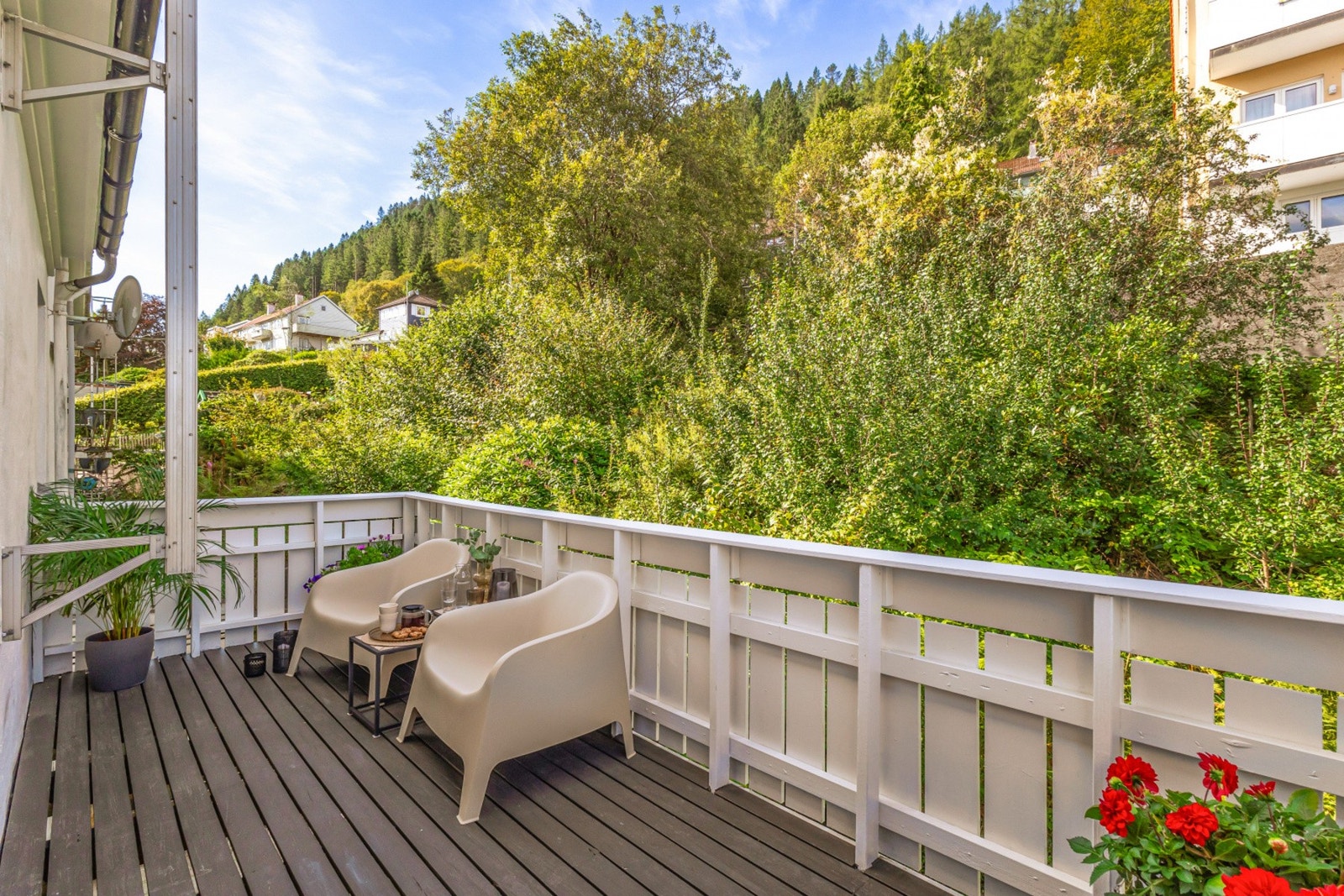 Vestvendt og skjermet balkong på 9,6 kvm med ettermiddags- og kveldssol. Galleribilde