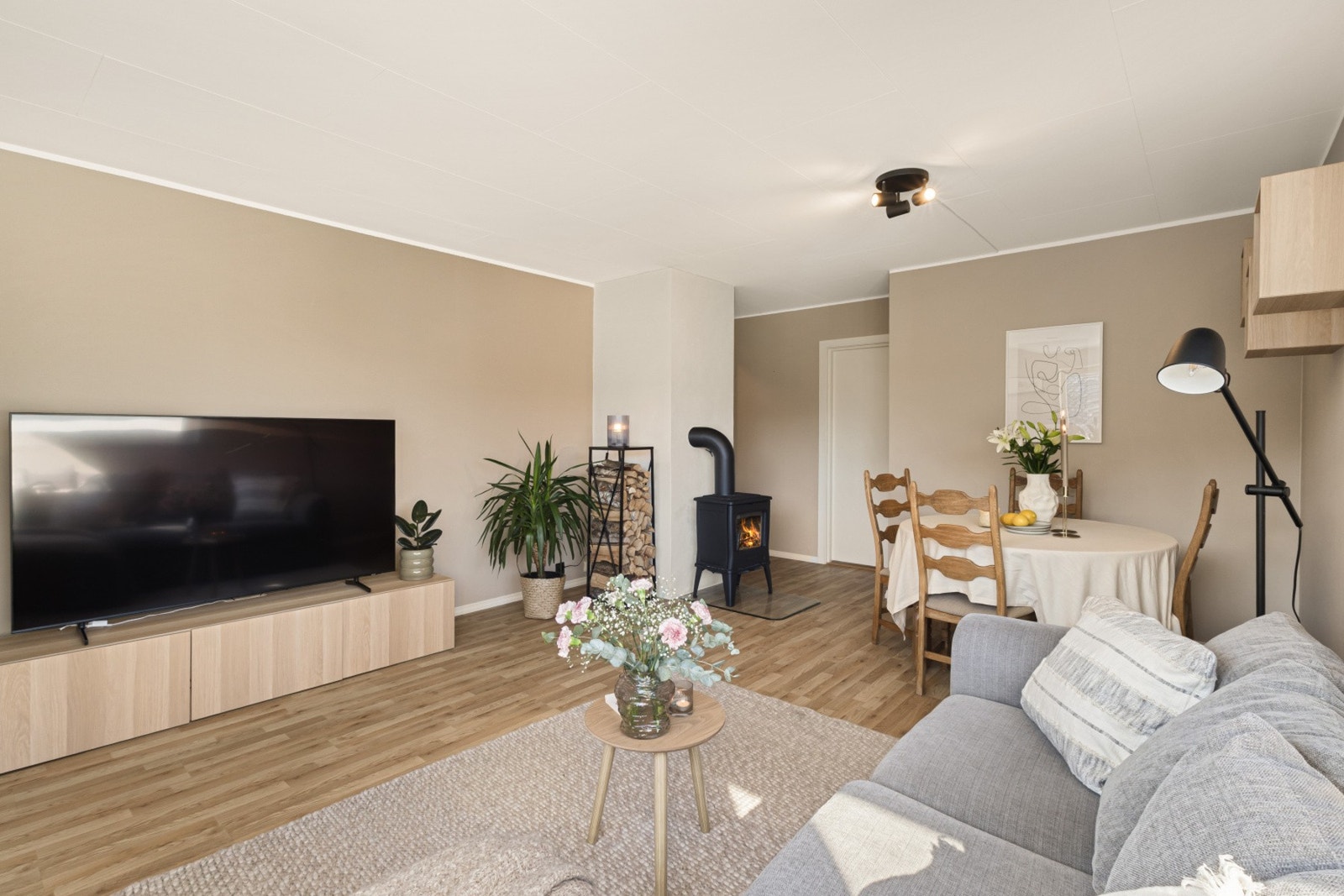 Et stort og luftig rom som varmes godt opp av vedovnen. Denne ble installert av tidligere eier i 2021. Senere har nåværende eier murt og pusset på nytt. Galleribilde