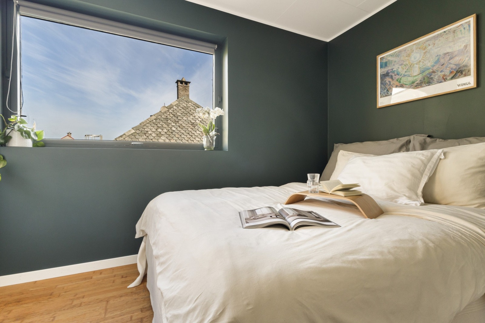 Rommet er malt i en behagelig, dempet farge. Galleribilde