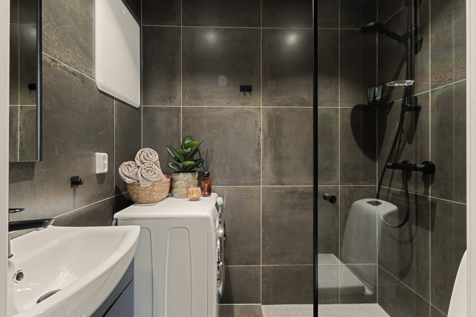 Badet ble totaloppusset i 2024. Her er det lagt ny membran, sluk, fliser, spotter i tak, varmekabler, innredning, vifte og rør-i-rør-system. Galleribilde