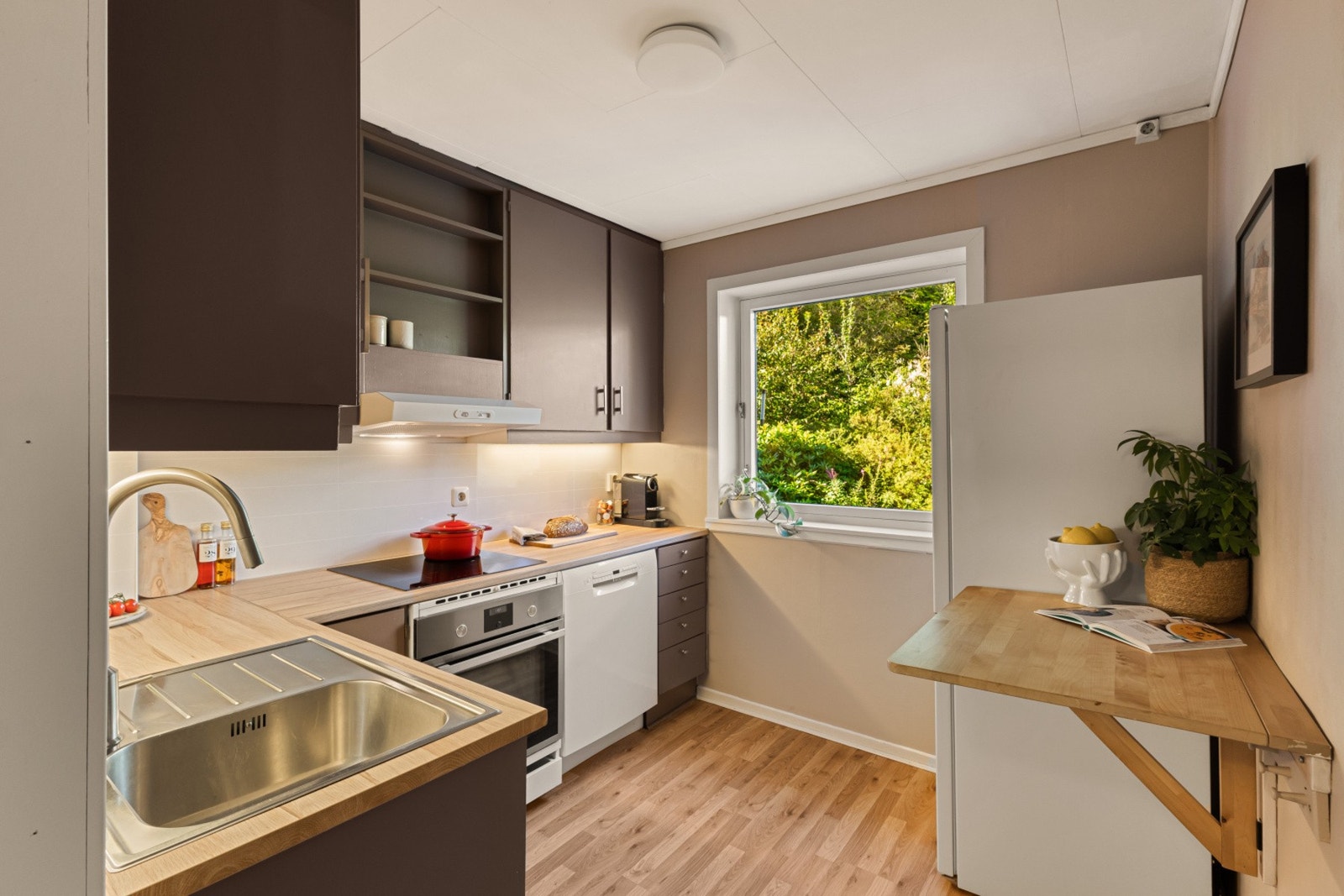 Kjøkkenet ligger adskilt fra stuen med tilkomst fra entréen. Det er godt med oppbevaringsplass, samt god arbeidsplass i flere soner. Galleribilde