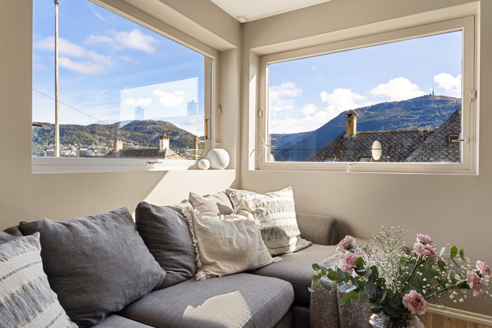 Det føste selger falt for var den fantastiske utsikten som går fra Ulriken til Fløyen gjennom de store vindusflatene. Galleribilde