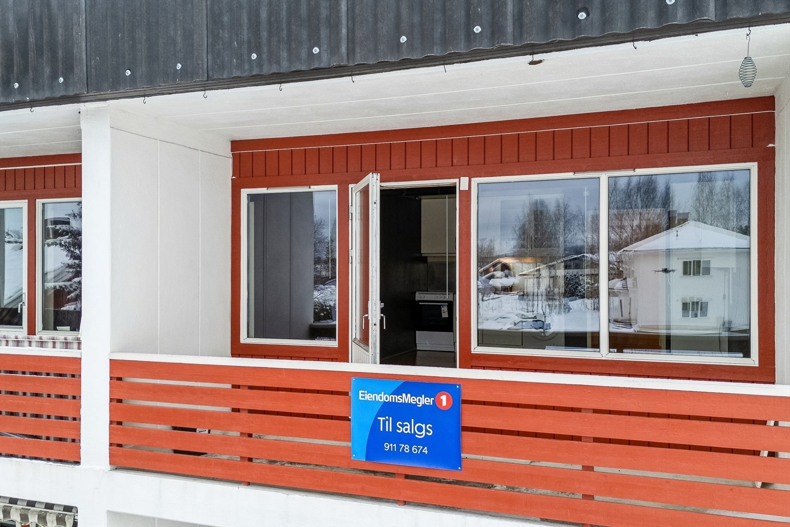 Overbygget vestvendt balkong med utgang fra stuen Galleribilde