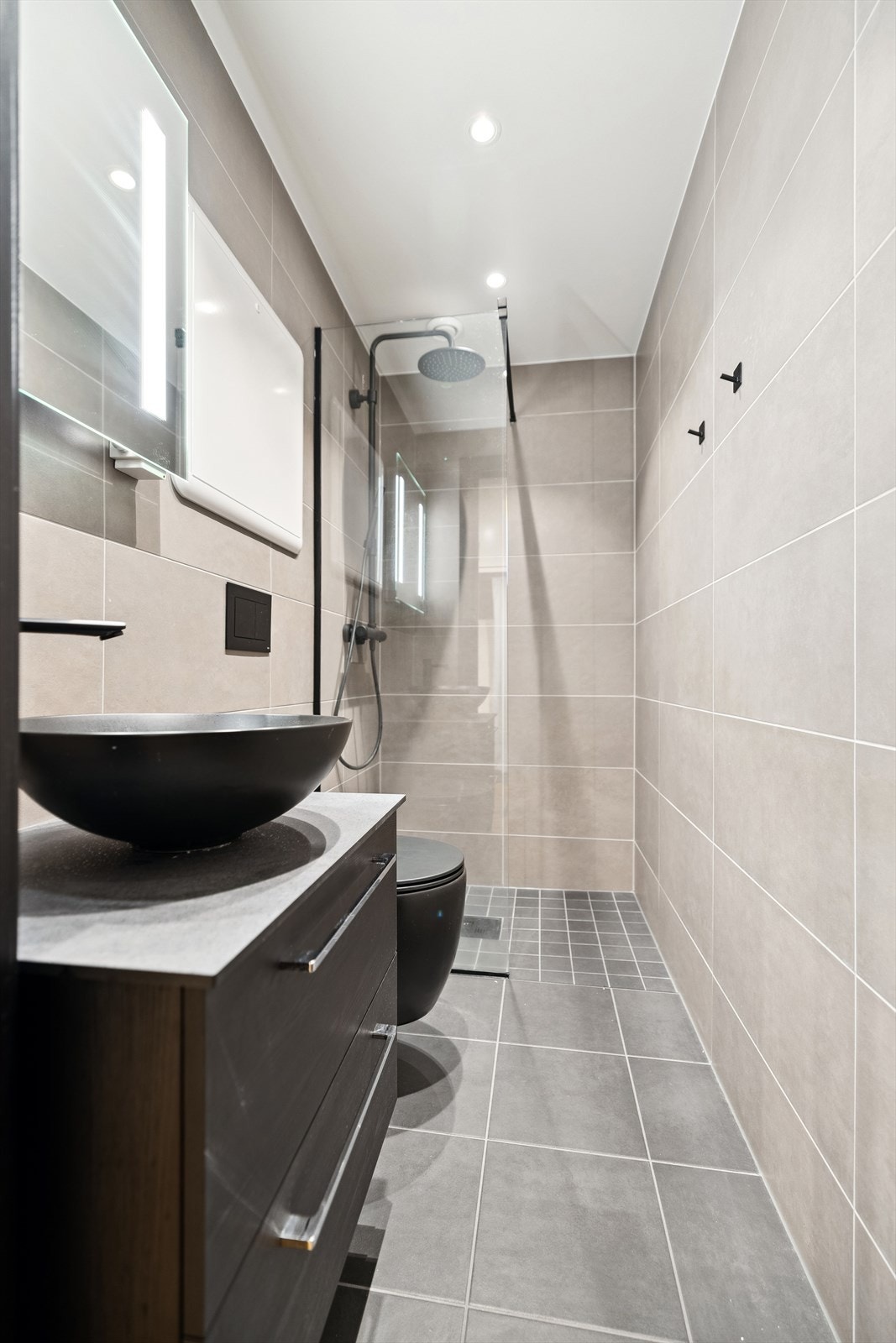 Pent og moderne bad av nyere dato Galleribilde