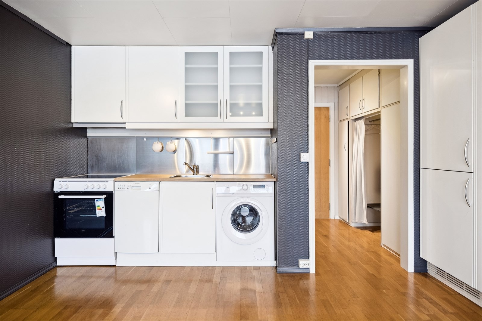 Kjøkkeninnredningen har også opplegg for oppvaskmaskin. Vaskemaskinen er også plassert her Galleribilde