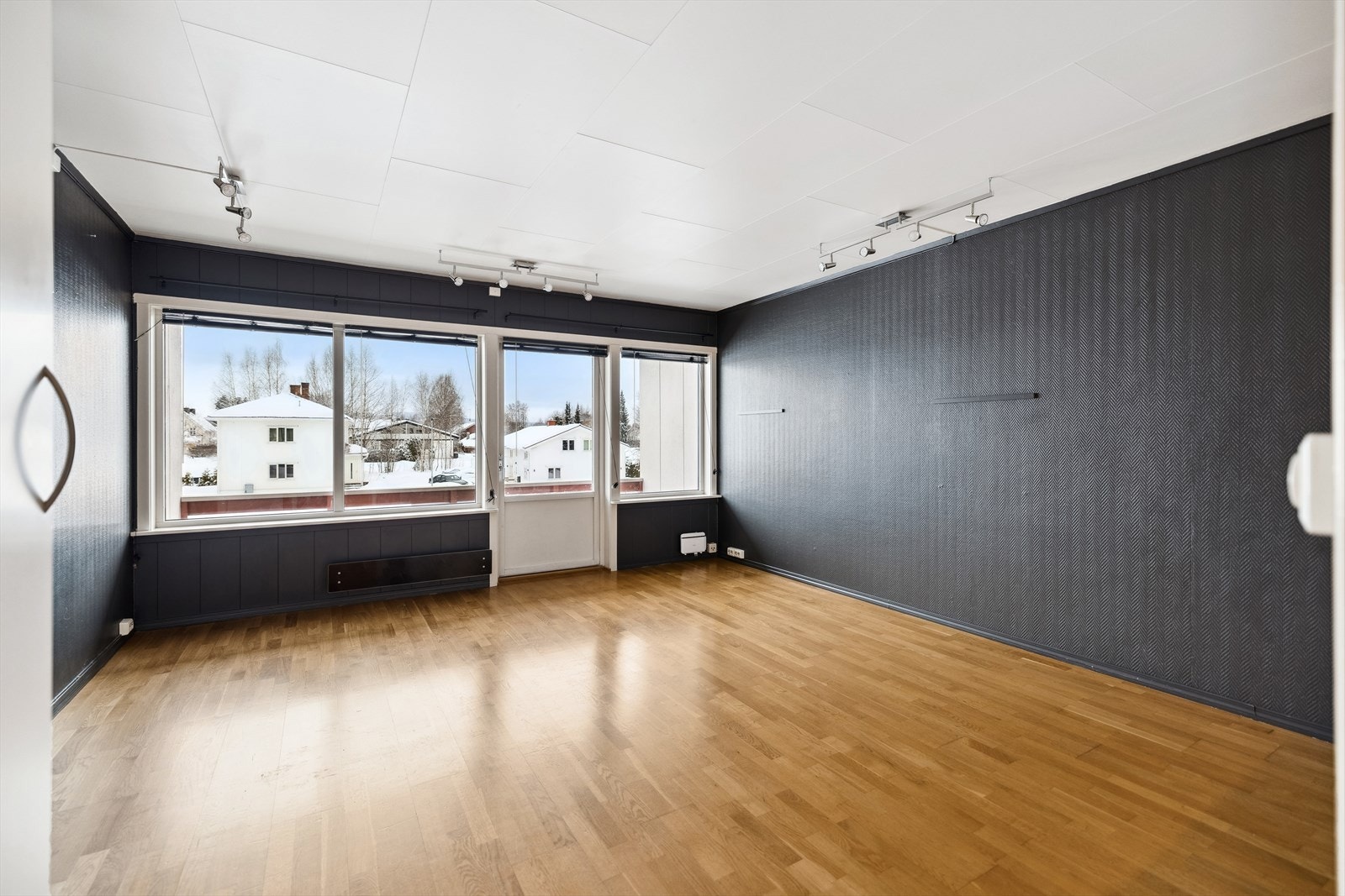 Stue/kjøkken/soverom har utgang til overbygget balkong Galleribilde