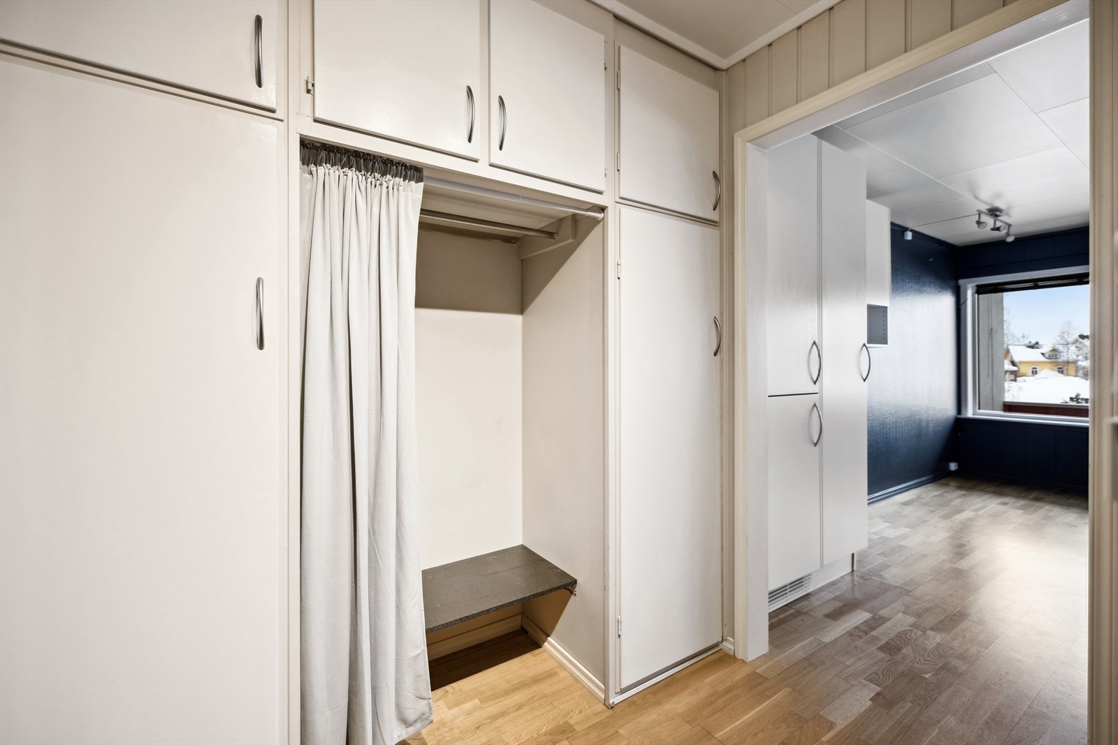 Entré med garderobeløsning for klær og sko Galleribilde