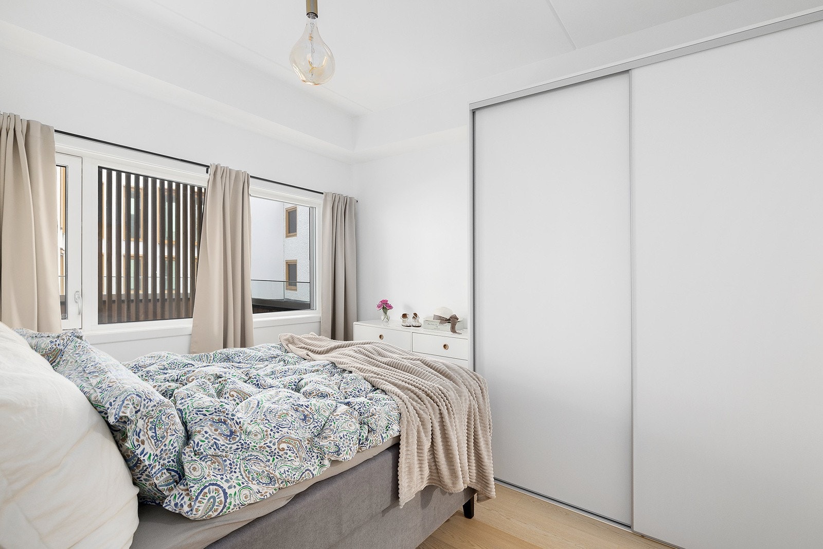 Garderobeskapet sørger for en ryddig oppbevaring av klær og tilbehør Galleribilde