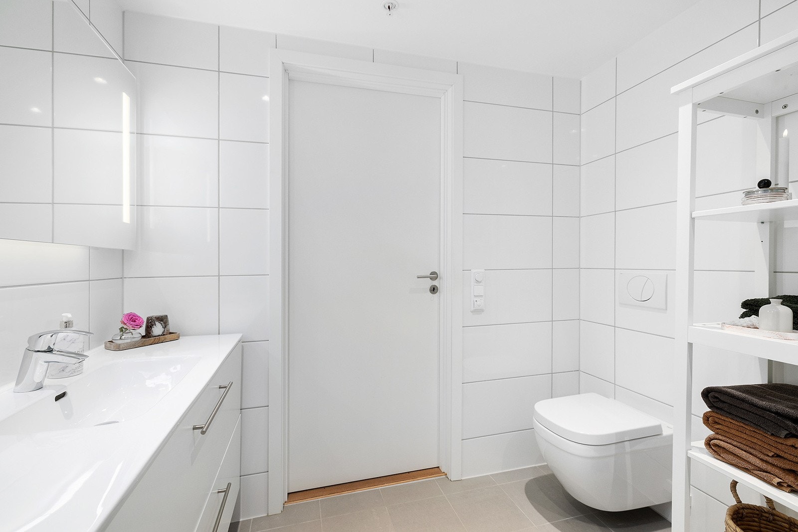 Badet har fliser på gulv og vegger, samt elektriske varmekabler i gulvet som gir ekstra komfort i hverdagen Galleribilde