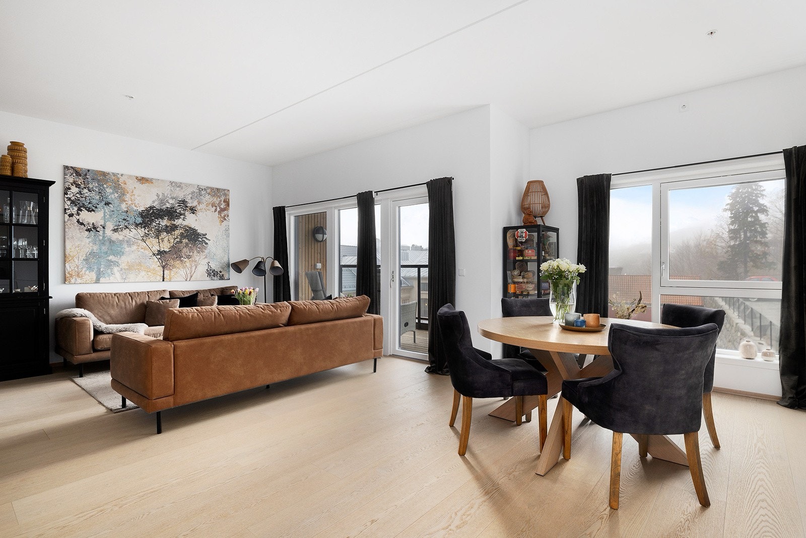 Dette er en leilighet som ble ferdigstilt i 2022 og innehar en god standard. God plass til sofa, salongbord og øvrig Galleribilde