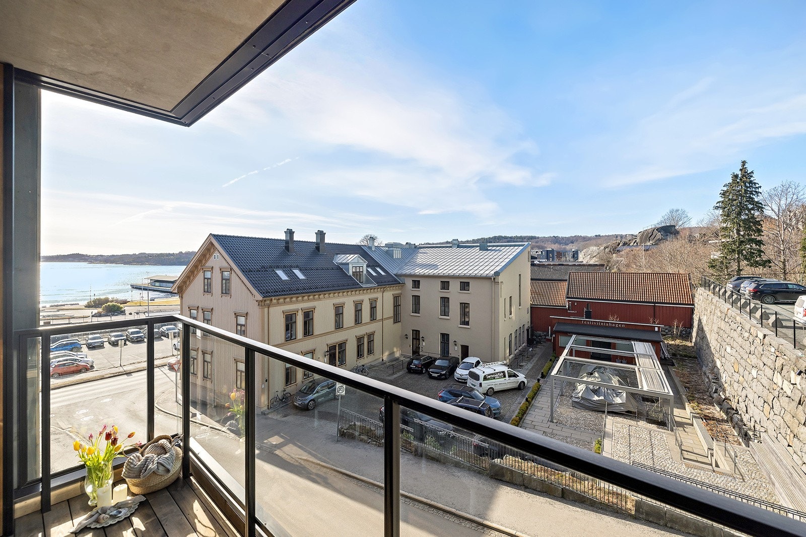 Fra stua er det utgang til en fin balkong mot vest. Her er det gode solforhold og nydelig sjøutsikt. Galleribilde