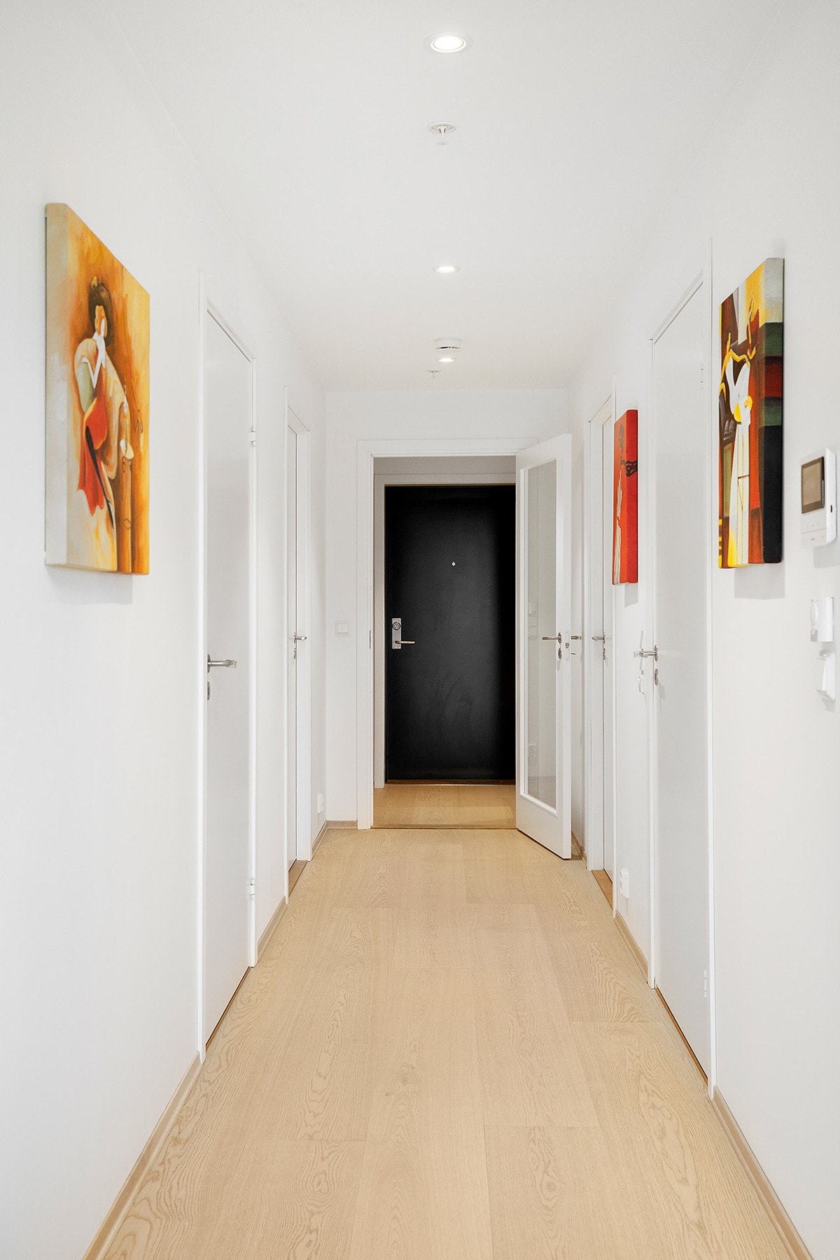 Romslig gang - oppleves som lys og luftig Galleribilde