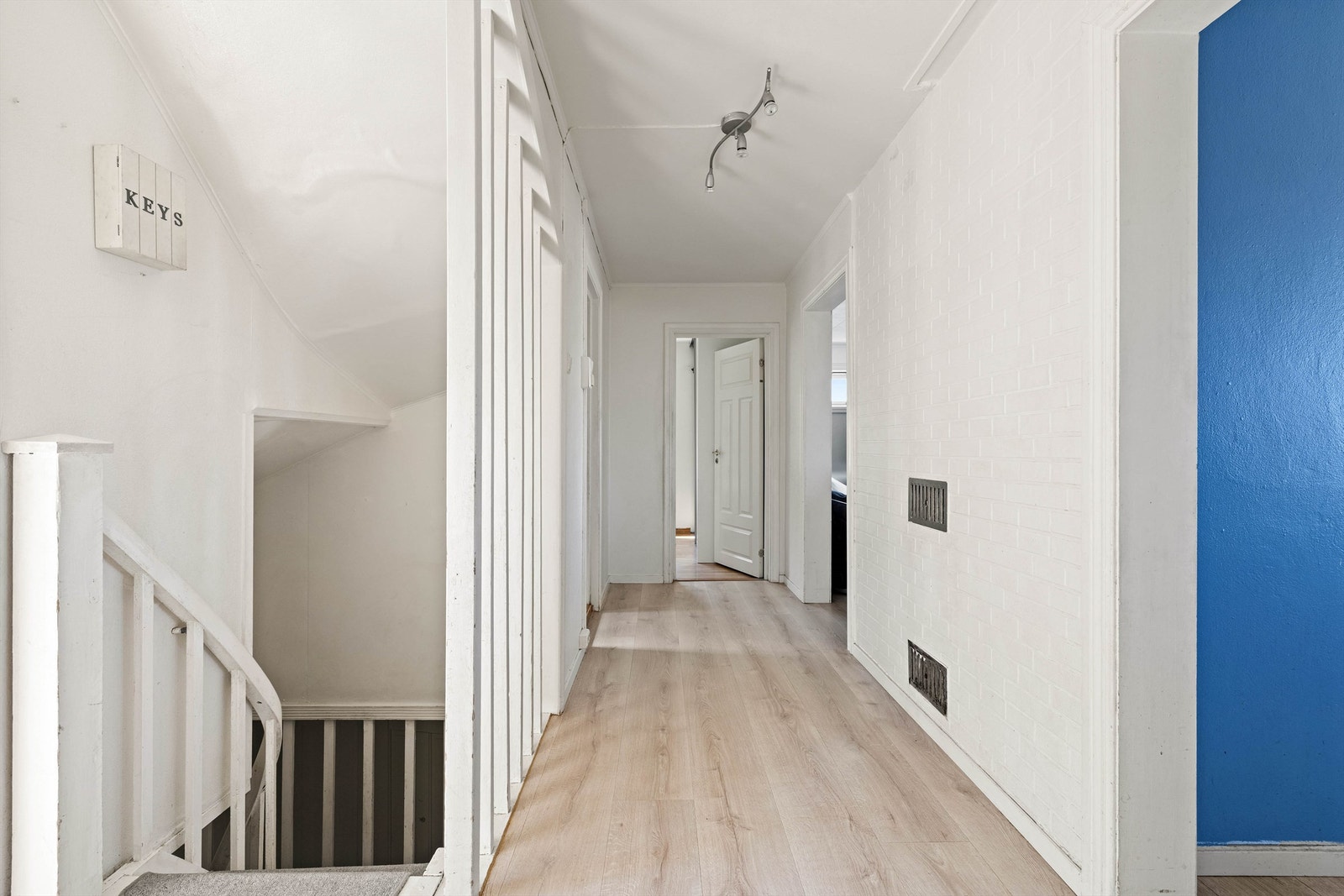 Kjelleren som også disponeres av leiligheten i første etasje er tilgjengelig på trapp fra ytre del av gangen. Galleribilde