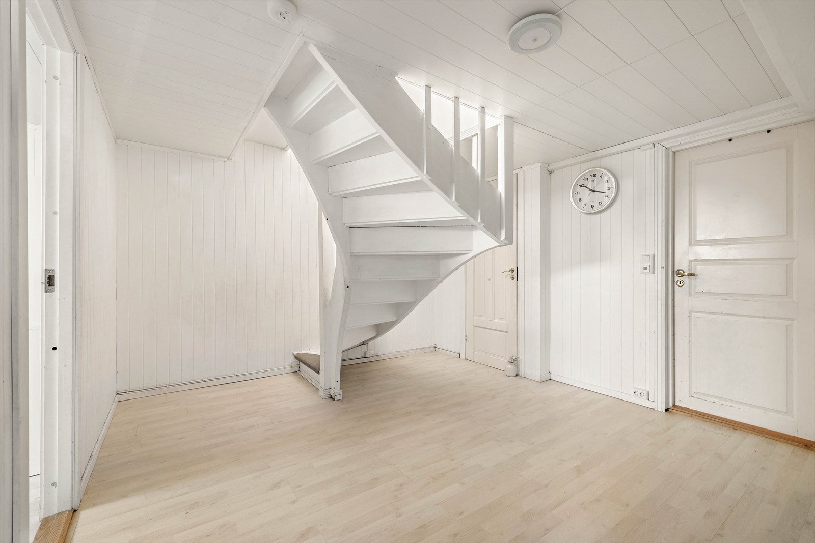 Alle kjellerens rom er tilgjengelig fra den romslige gangen. Galleribilde