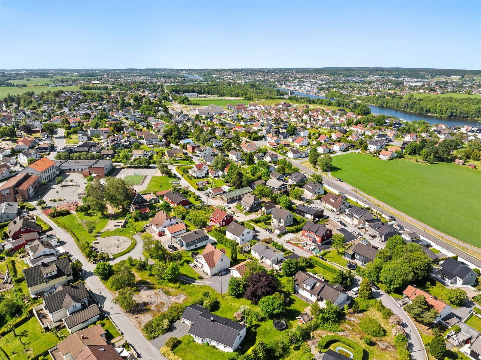 Barneskole er lett tilgjengelig i nabolaget, 150 meter unna eiendommen. Galleribilde