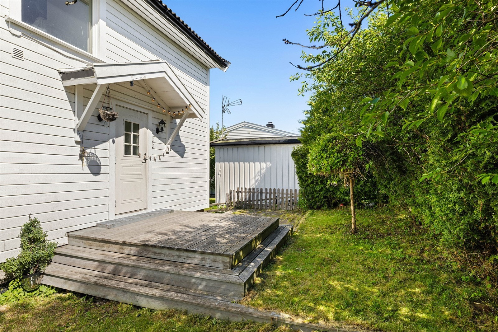 Felles inngangsparti, med sol første del av dagen. Galleribilde
