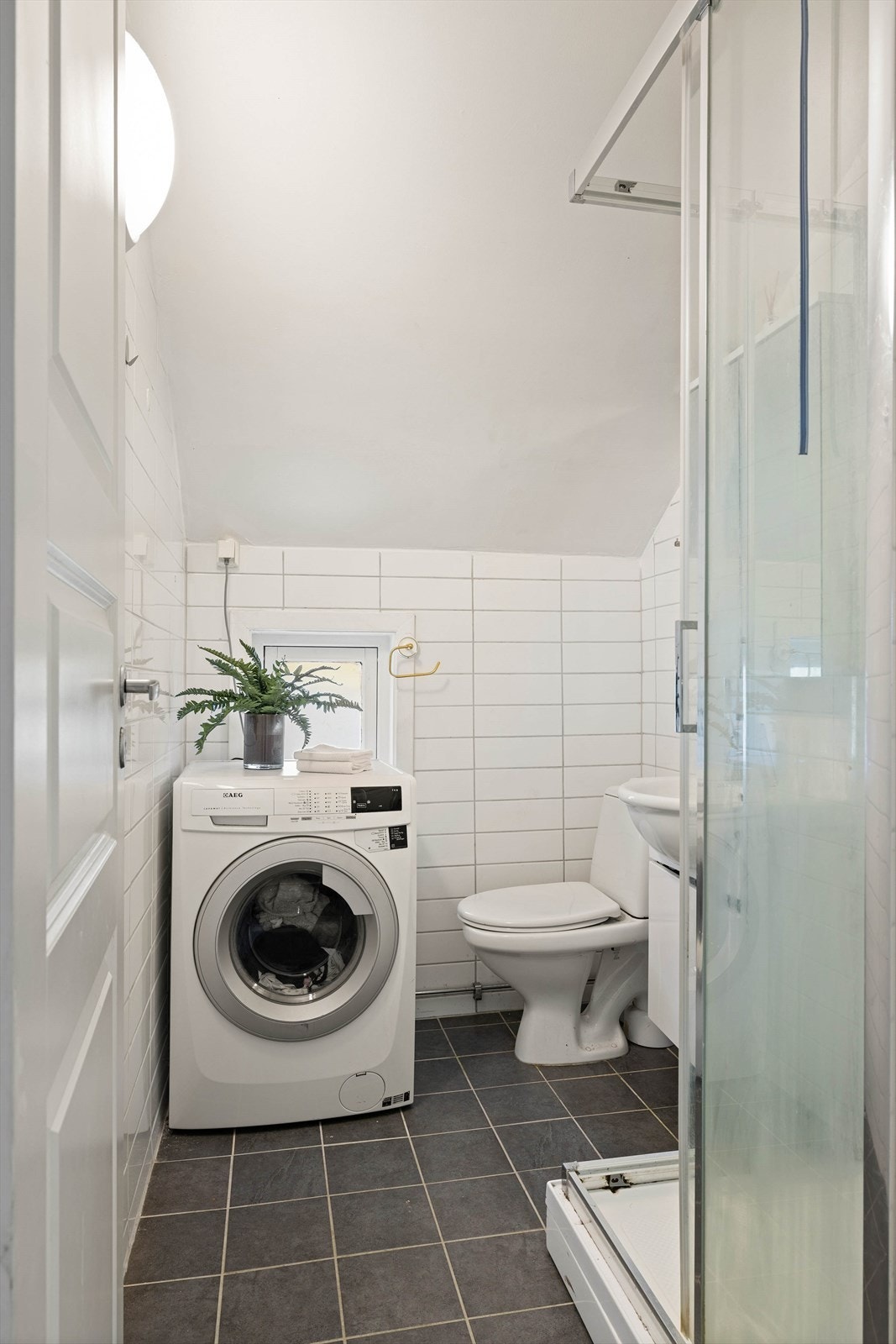 Utbedring av vannlås må påregnes på badet i andre etasje. Fortsatt bruk av dusjkabinett anbefales. Gulv og vegger er flislagt, gulvet har varme. Galleribilde
