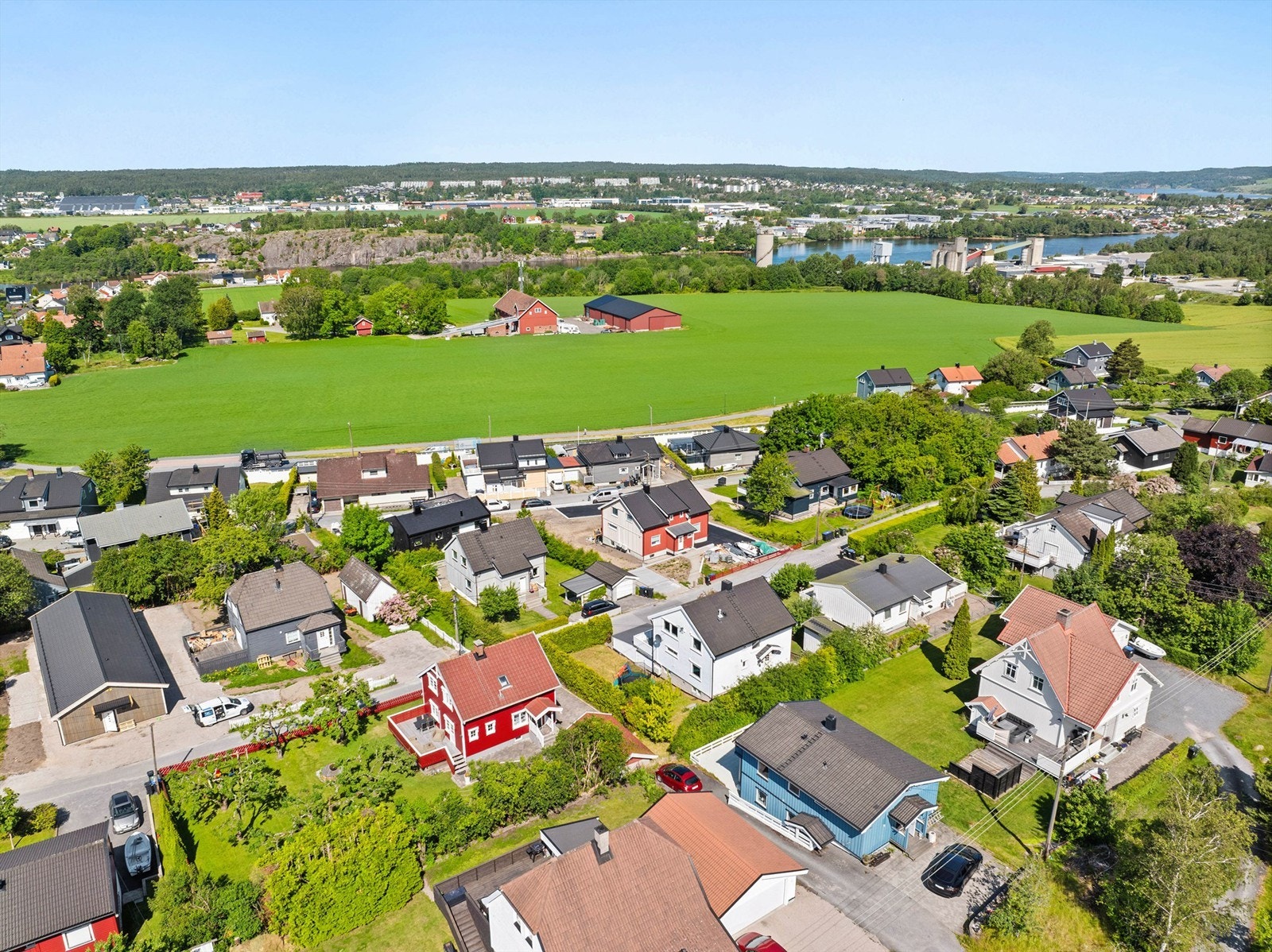 Nærmiljøet er utpreget barne- og familievennlig. I gaten er det lite trafikk. Galleribilde