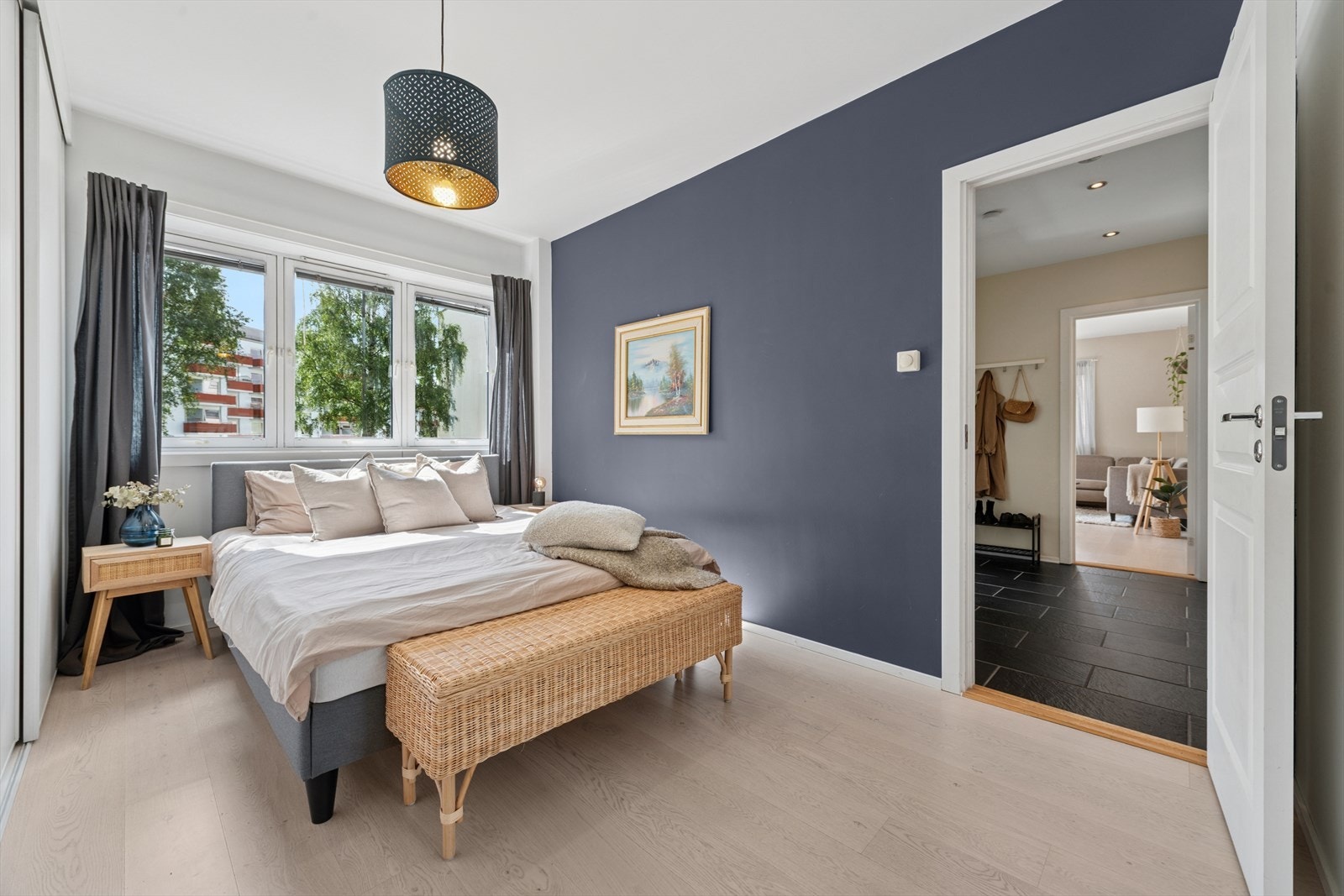 Behagelig stort soverom med plass til stor seng og nattbord. Galleribilde