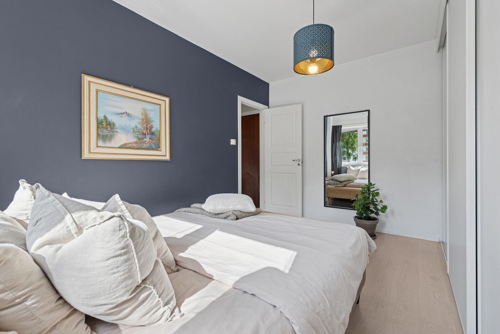 Det er god plass til ytterligere garderobeskap, skrivebord eller annet du måtte ønske for å utvide bruken av rommet. Galleribilde