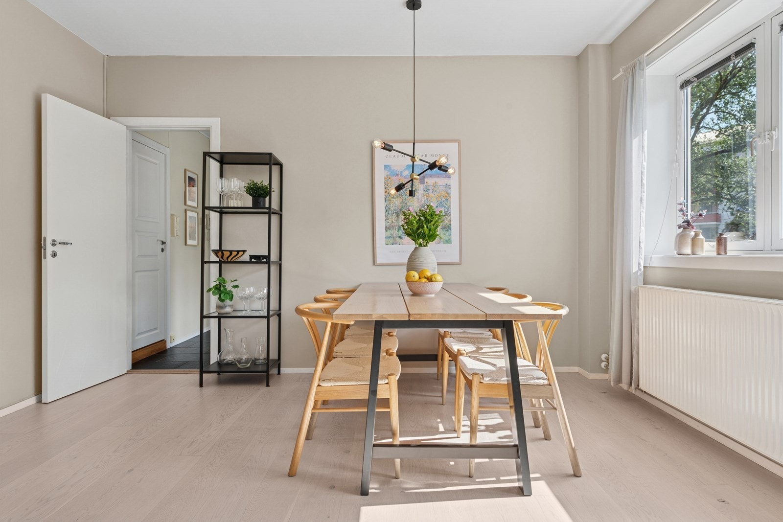 Leilighetens plassering er meget sentral og blir fort et naturlig samlingspunkt for dine venner. Da er det en stor fordel med en stue med plass til mange. Galleribilde