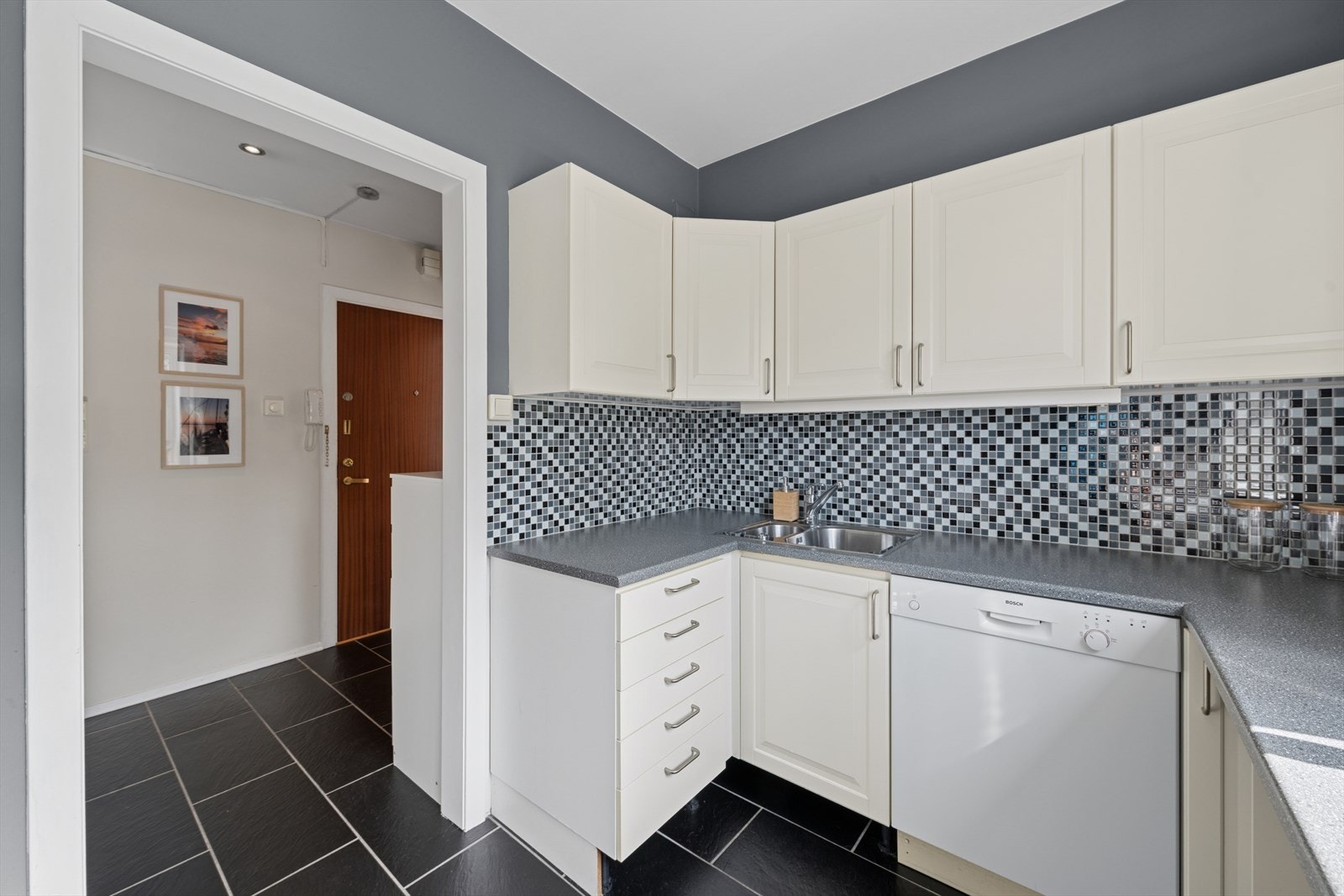 og godt med skapplass til alt du trenger. Galleribilde