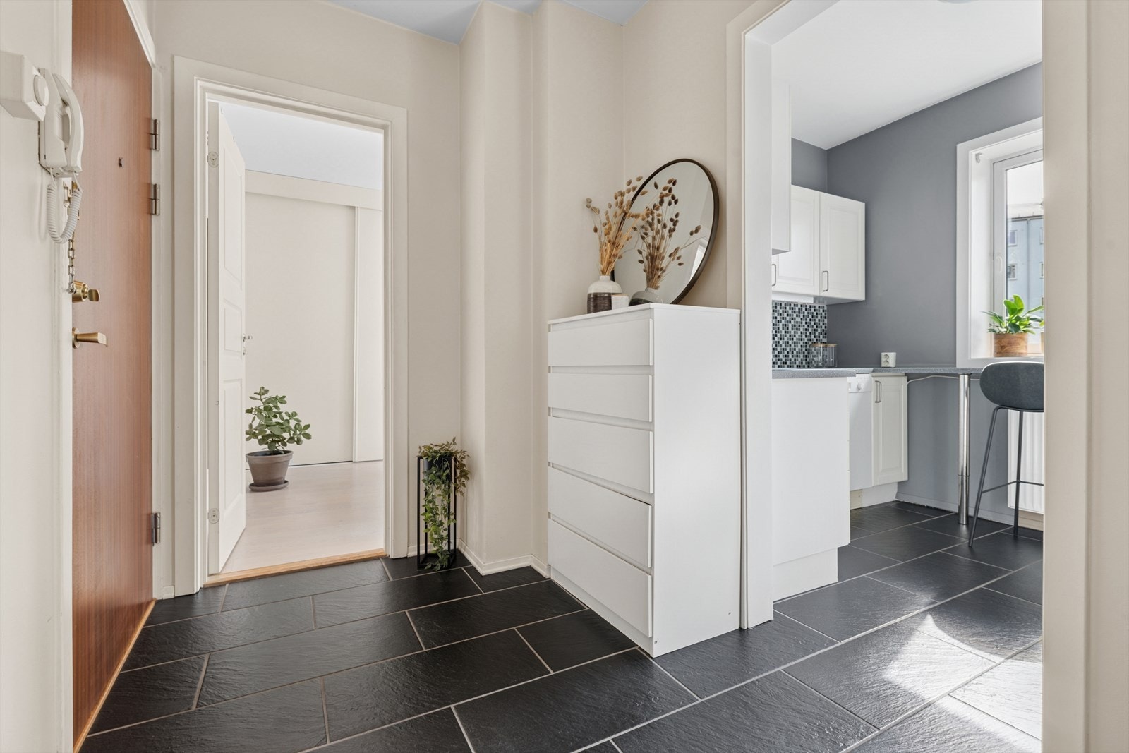 Stort og lyst inngangsparti med fine og praktiske fliser og gode oppbevaringsmuligheter. Galleribilde