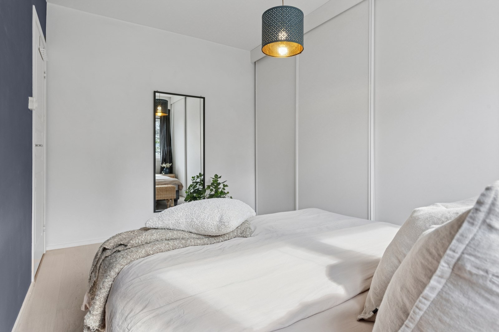 Stor skyvedørsgarderobe med god plass til han og henne. I tillegg medfølger 2 boder. Galleribilde